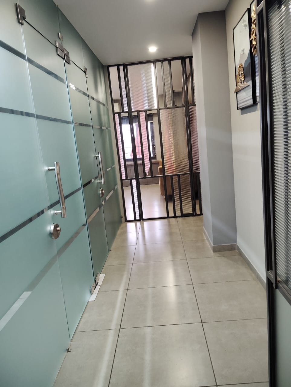 1181 Sq. Ft. Commercial Office for Rent in Cg Road Ahmedabad - Media 5
