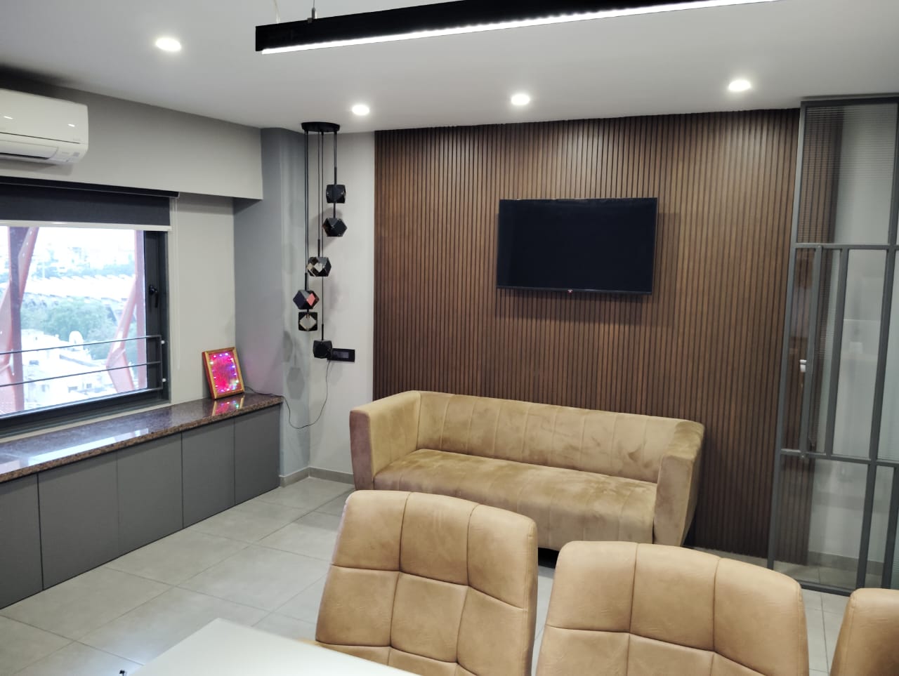 1181 Sq. Ft. Commercial Office for Rent in Cg Road Ahmedabad - Media 7