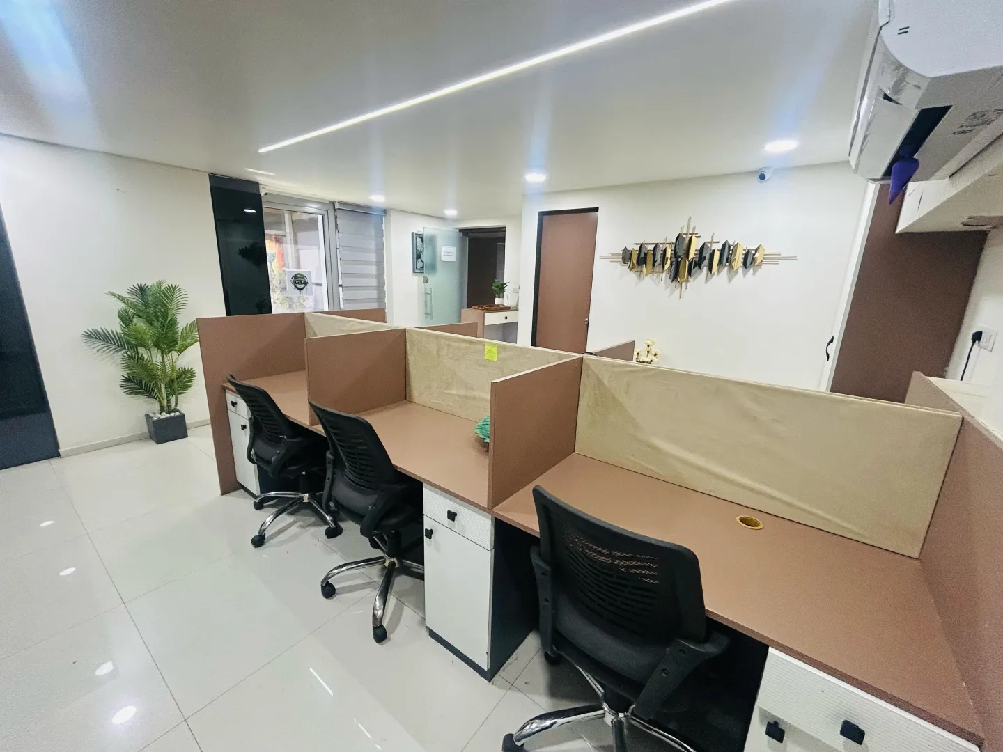 814 Sq. Ft. Commercial Office for Rent in Naranpura Ahmedabad - Media 18