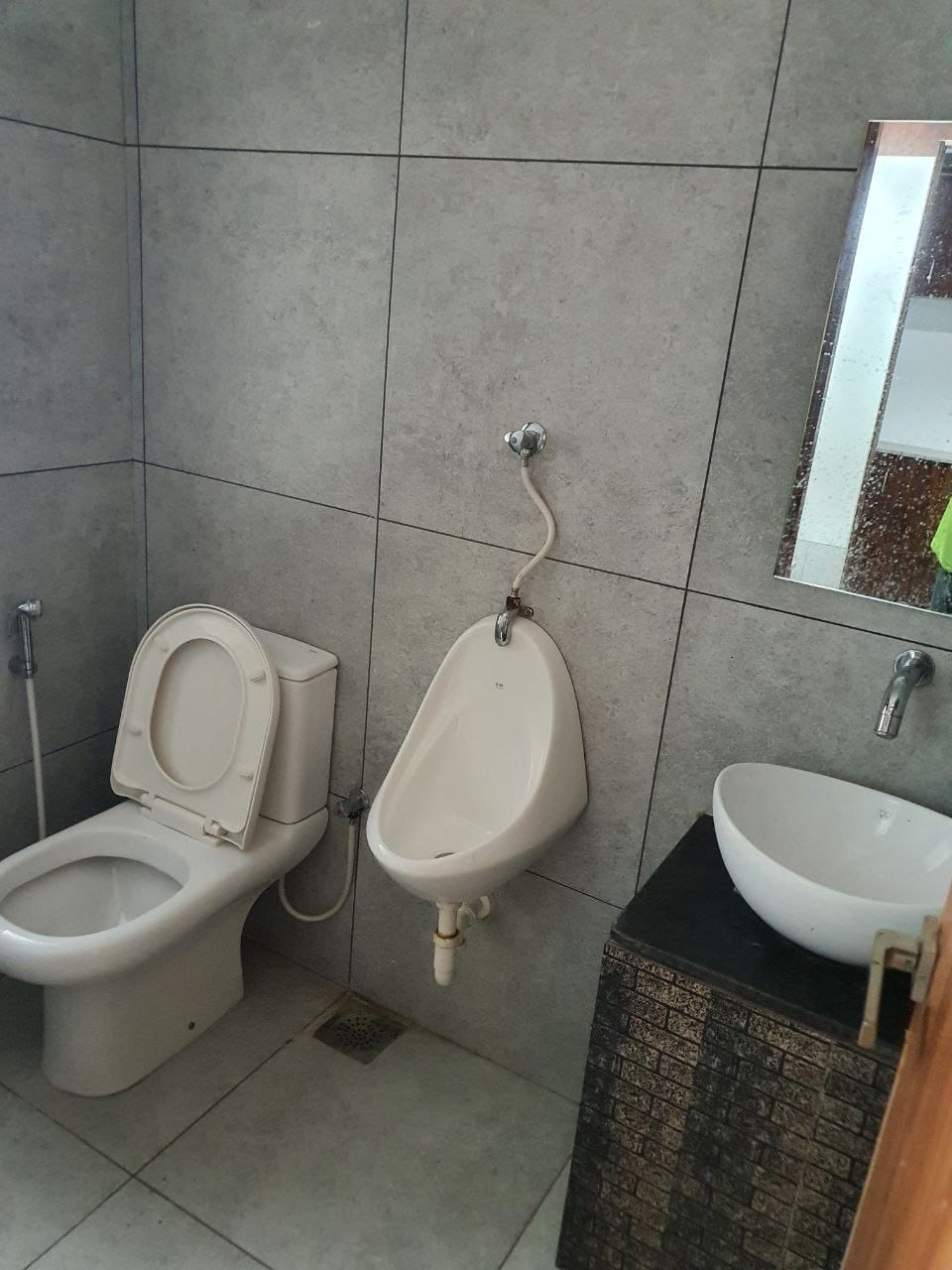 610 Sq. Ft. Commercial Office for Rent in Gota Ahmedabad - Media 10