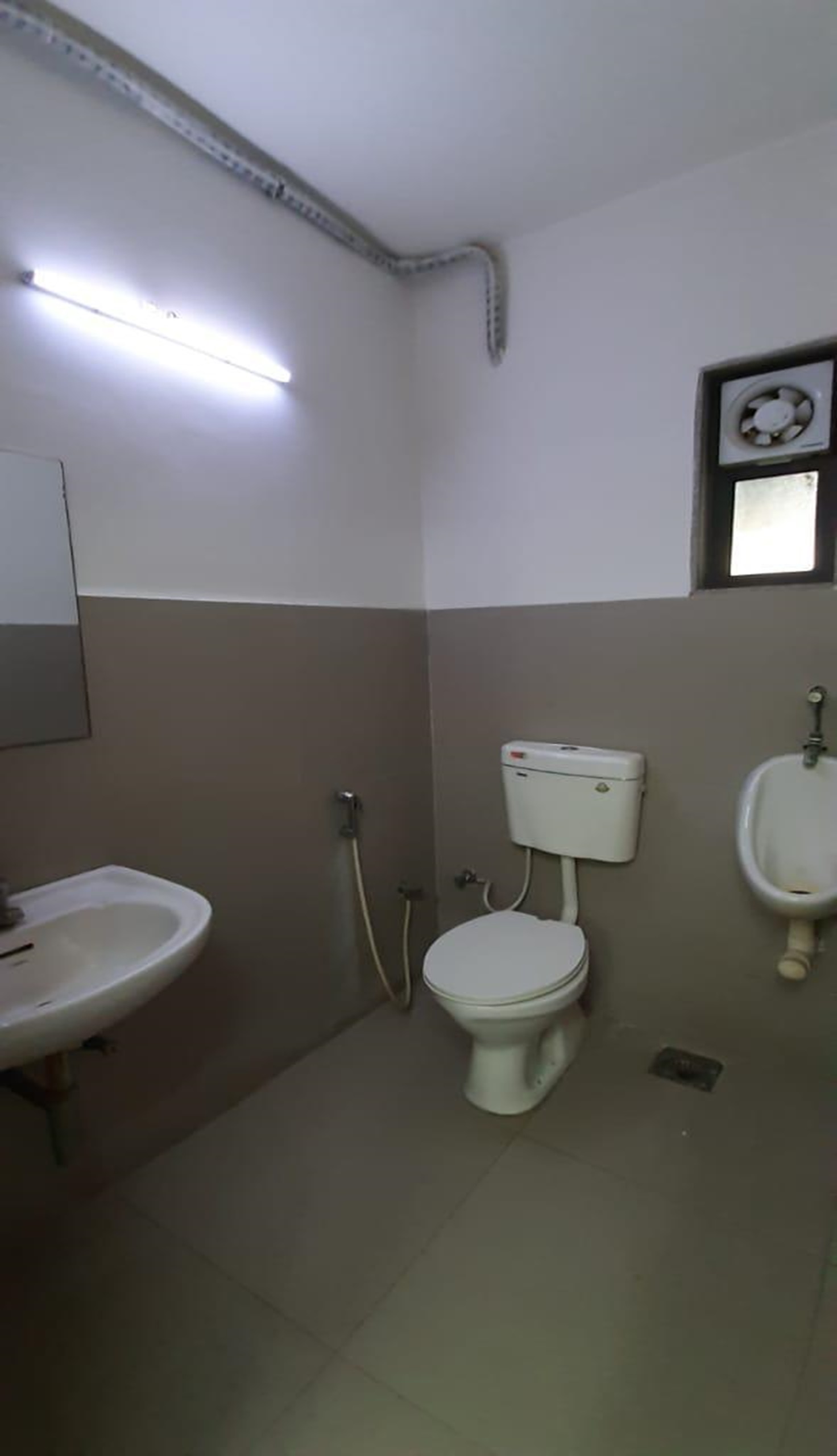 1120 Sq. Ft. Commercial Office for Rent in Vastrapur Ahmedabad - Media 5