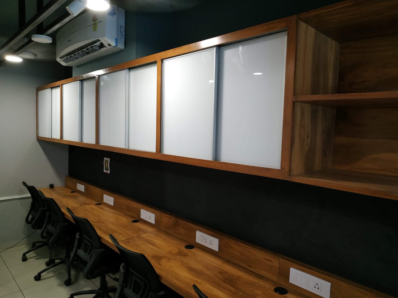 700 Sq. Ft. Commercial Office for Rent in Thaltej Ahmedabad - Media 5