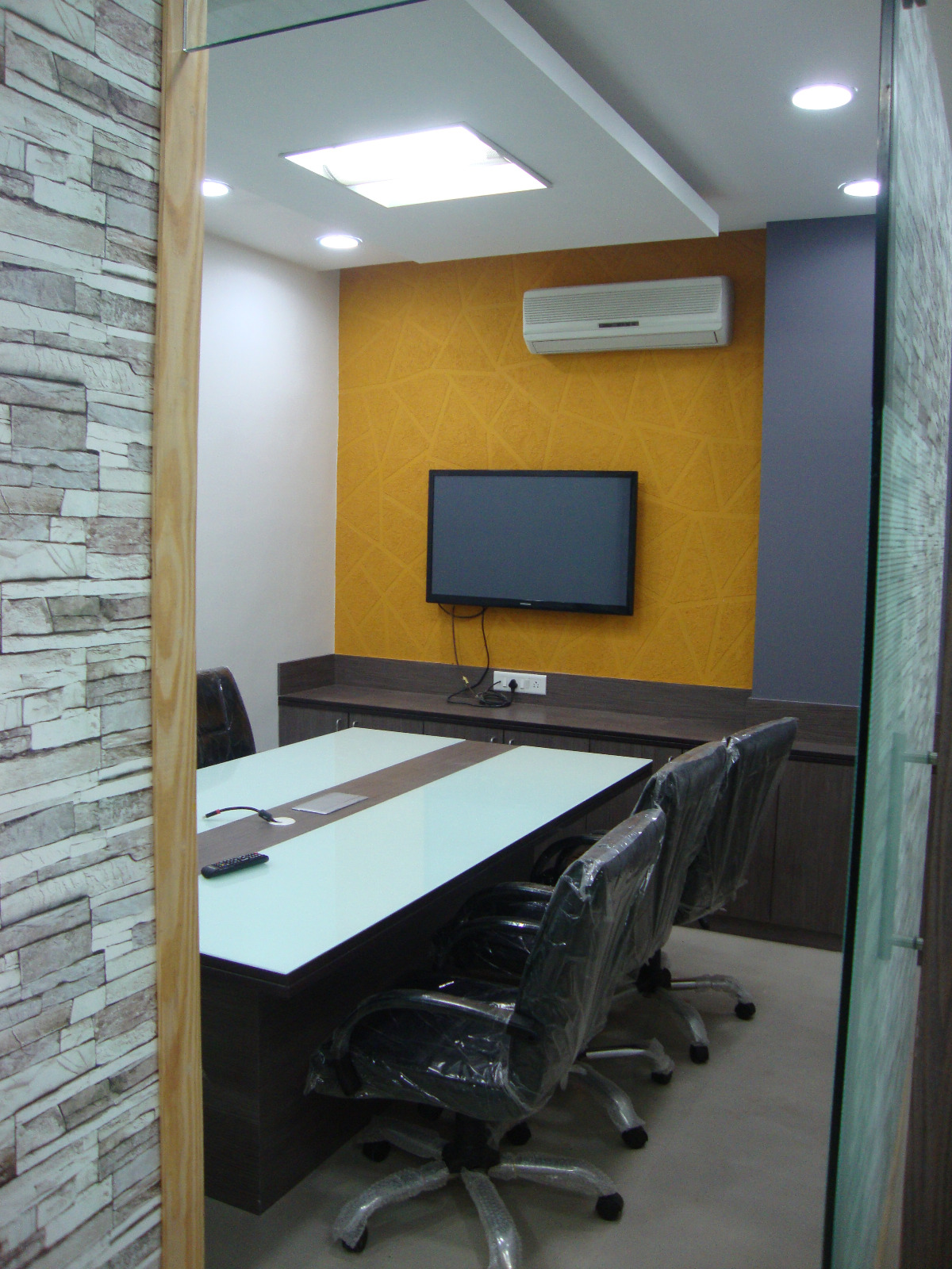 1450 Sq. Ft. Commercial Office for Rent in Sola Ahmedabad - Media 2