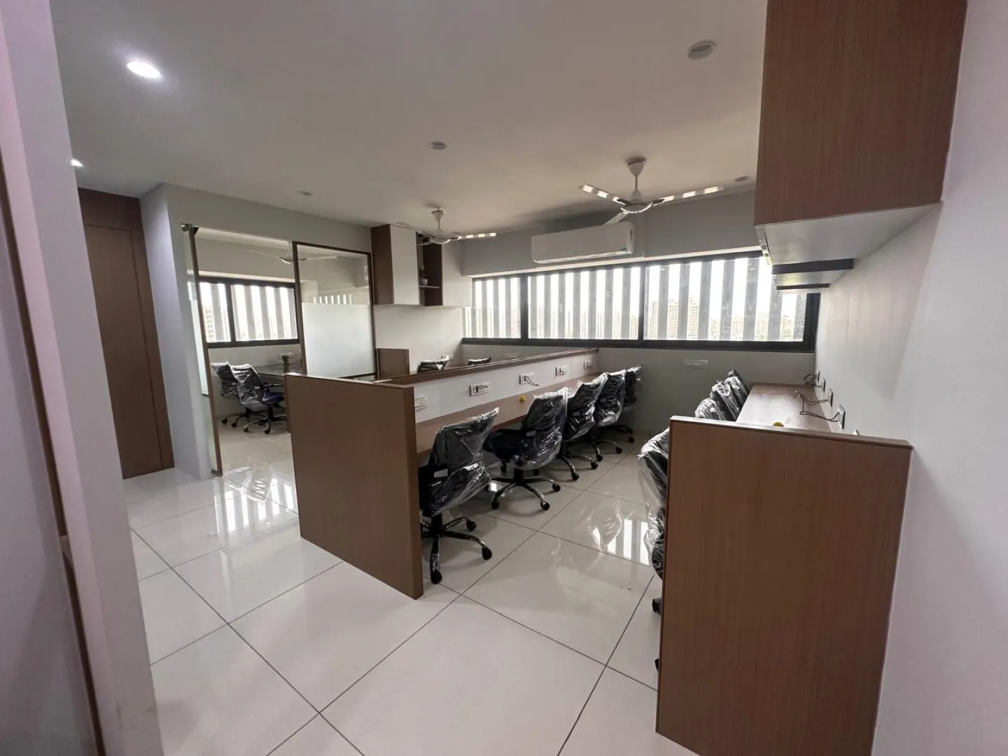 1102 Sq. Ft. Commercial Office for Rent in Gota Ahmedabad - Media 4