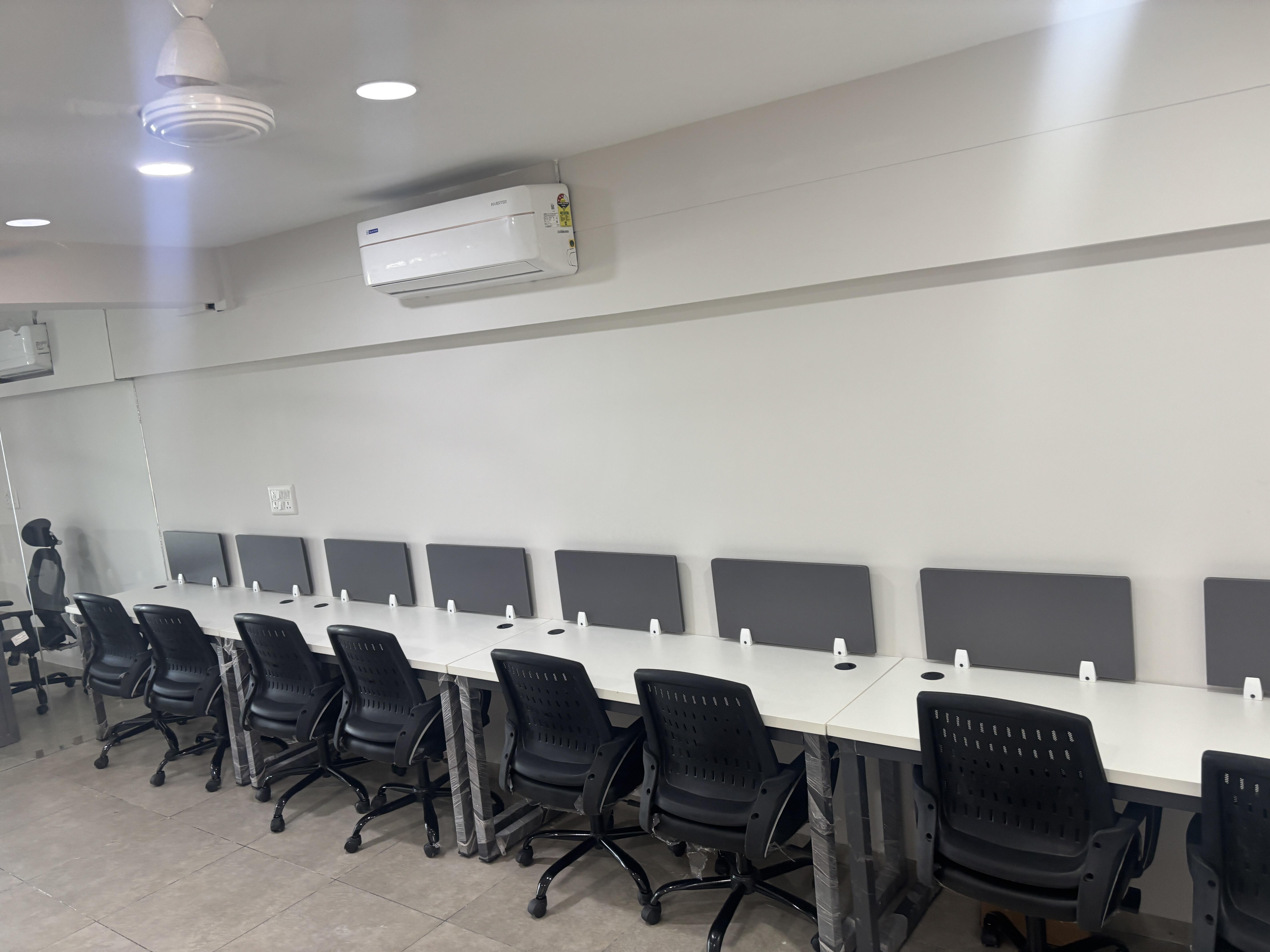 Office 795 Sq. Ft. Commercial Office for Rent in Thaltej Ahmedabad - Media 3