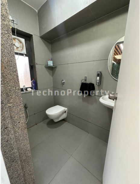 Office Commercial Office for Rent in Vaishnodevi Ahmedabad - Media 8