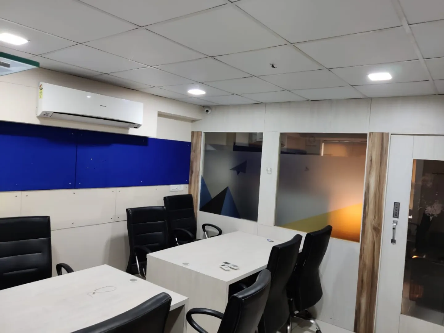 Office 1325 Sq. Ft. Commercial Office for Rent in Ambawadi Ahmedabad - Media 10