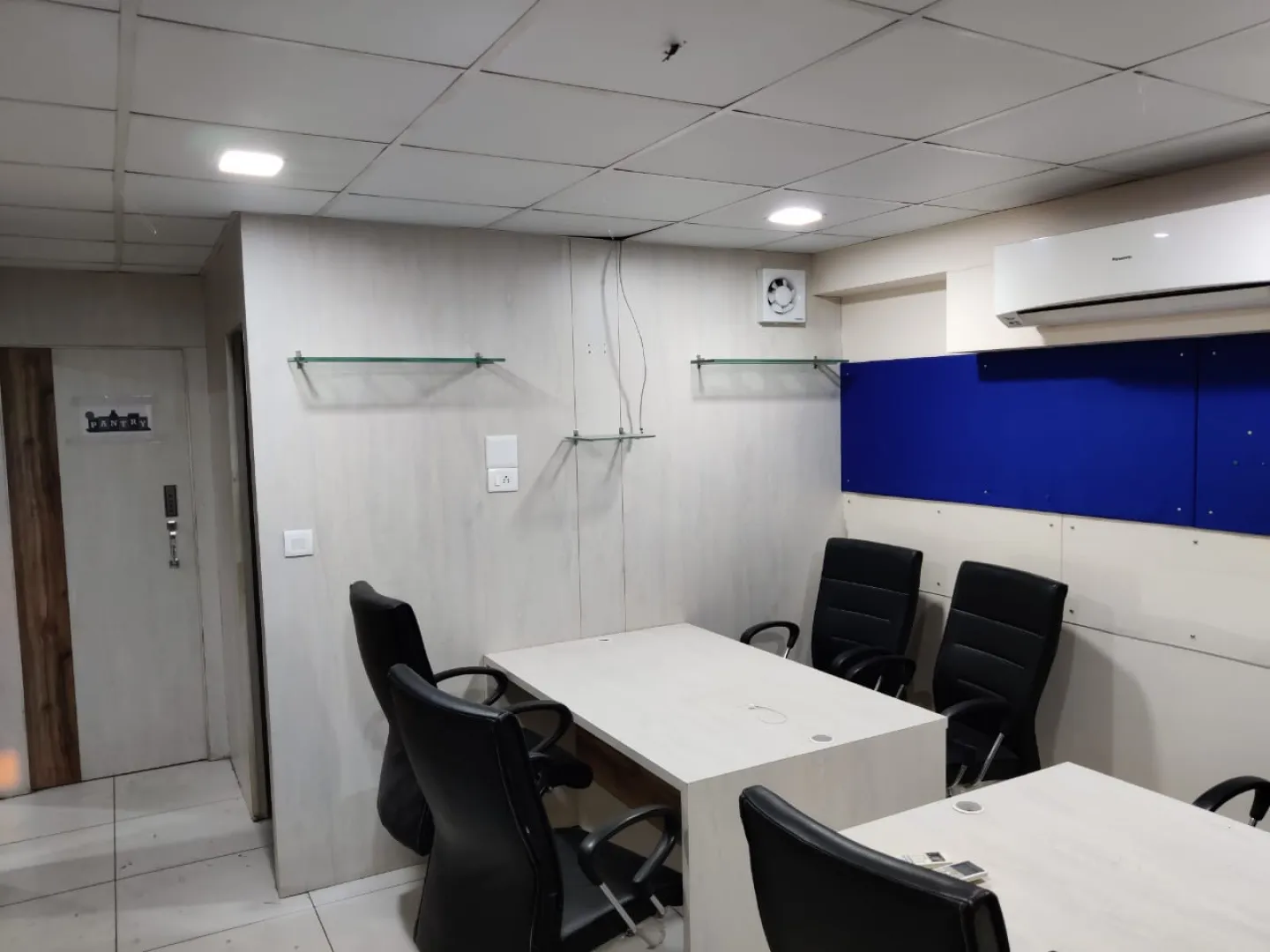 Office 1325 Sq. Ft. Commercial Office for Rent in Ambawadi Ahmedabad - Media 5