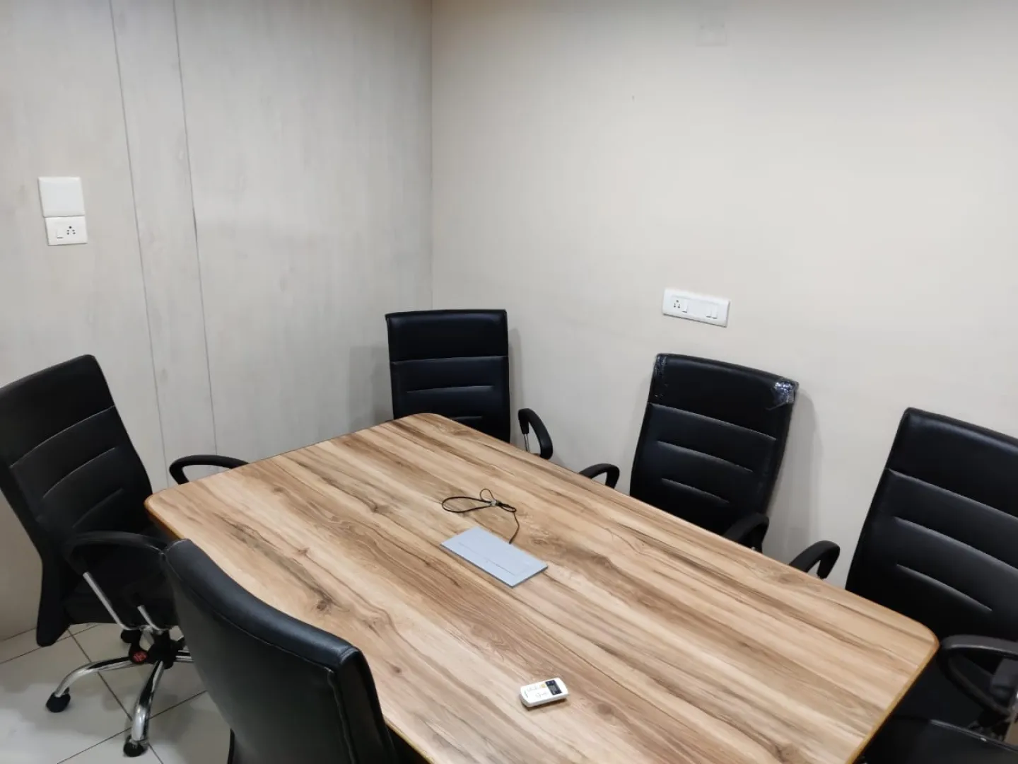 Office 1325 Sq. Ft. Commercial Office for Rent in Ambawadi Ahmedabad - Media 2