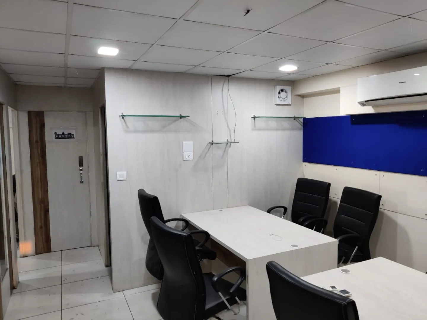 Office 1325 Sq. Ft. Commercial Office for Rent in Ambawadi Ahmedabad - Media 9