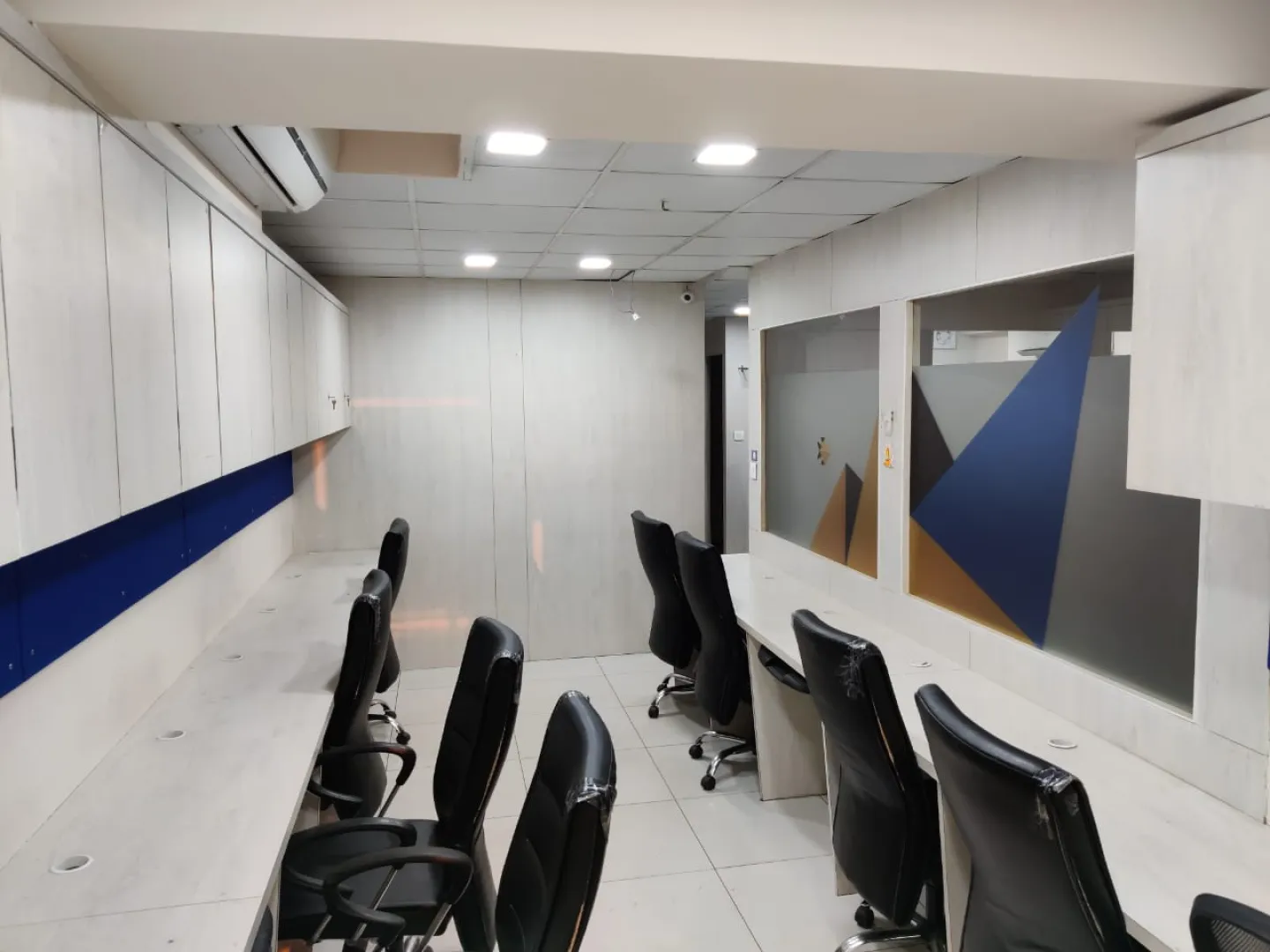 Office 1325 Sq. Ft. Commercial Office for Rent in Ambawadi Ahmedabad - Media 8