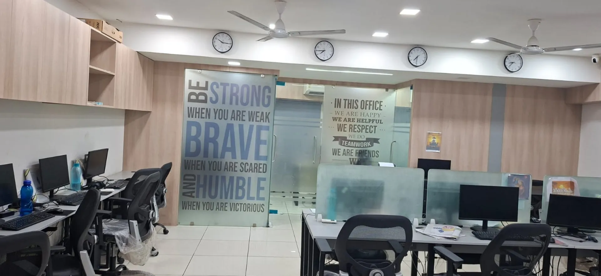 Office 1525 Sq. Ft. Commercial Office for Rent in Ashram Road Ahmedabad - Media 3