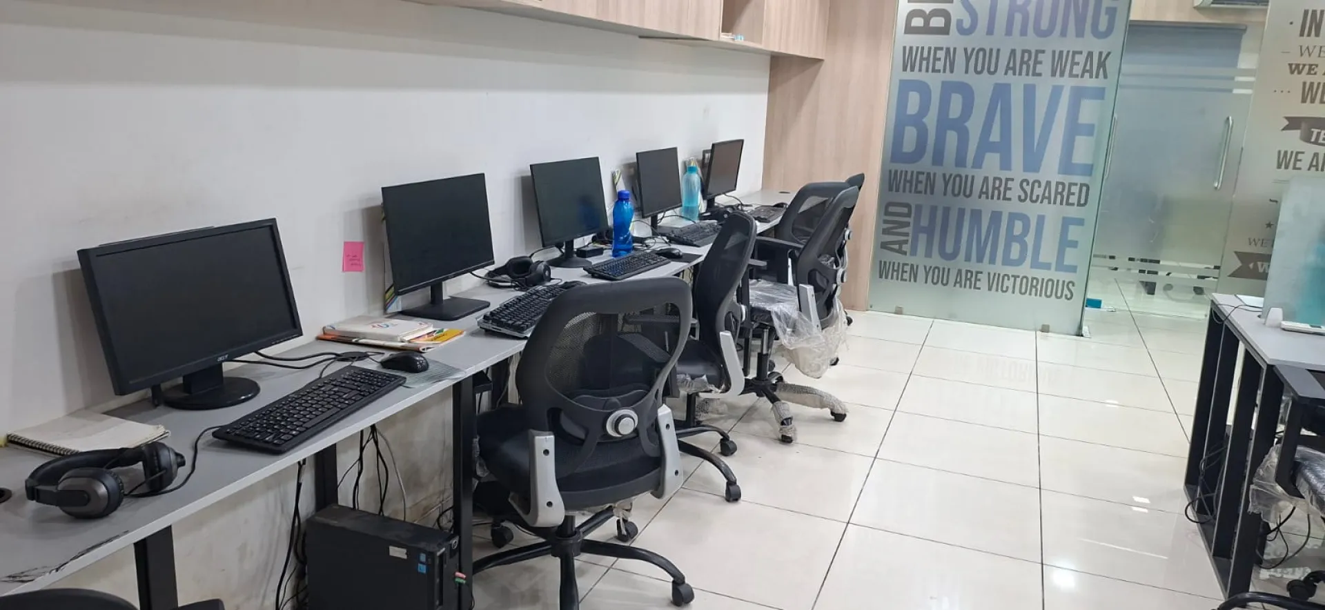 Office 1525 Sq. Ft. Commercial Office for Rent in Ashram Road Ahmedabad - Media 2