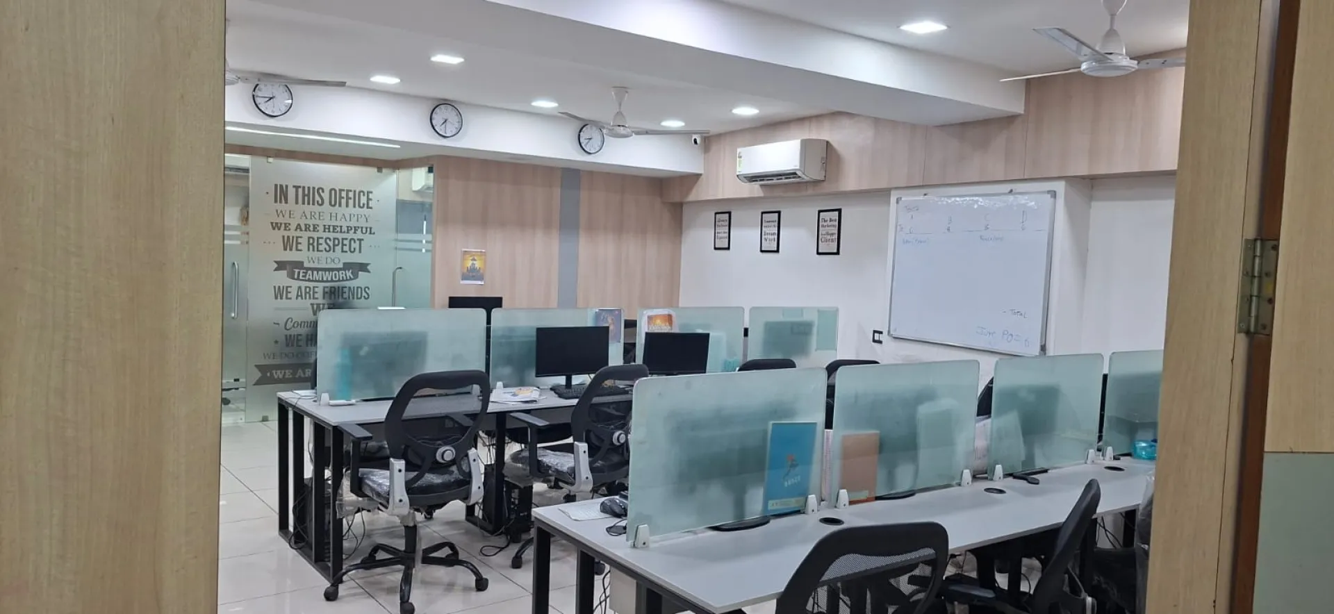 Office 1525 Sq. Ft. Commercial Office for Rent in Ashram Road Ahmedabad - Media 4
