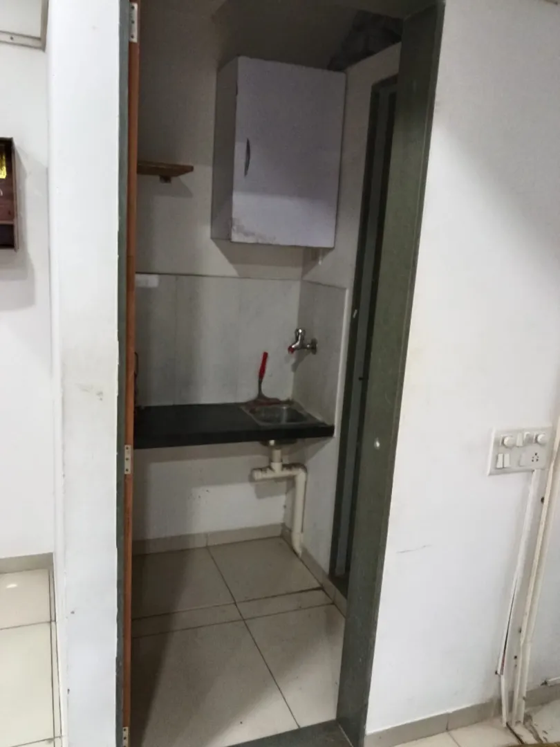 Office 1150 Sq. Ft. Commercial Office for Rent in Ashram Road Ahmedabad